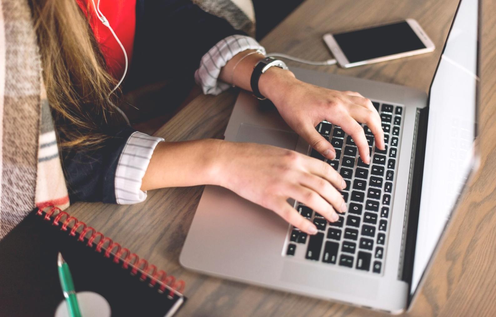 Session de travail collaboratif entre étudiants