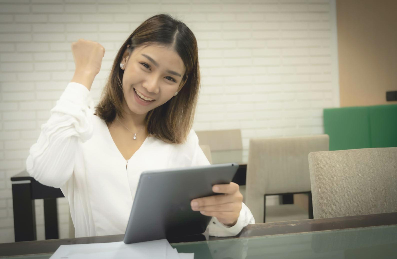 Étudiants travaillant sur un projet financier collaboratif